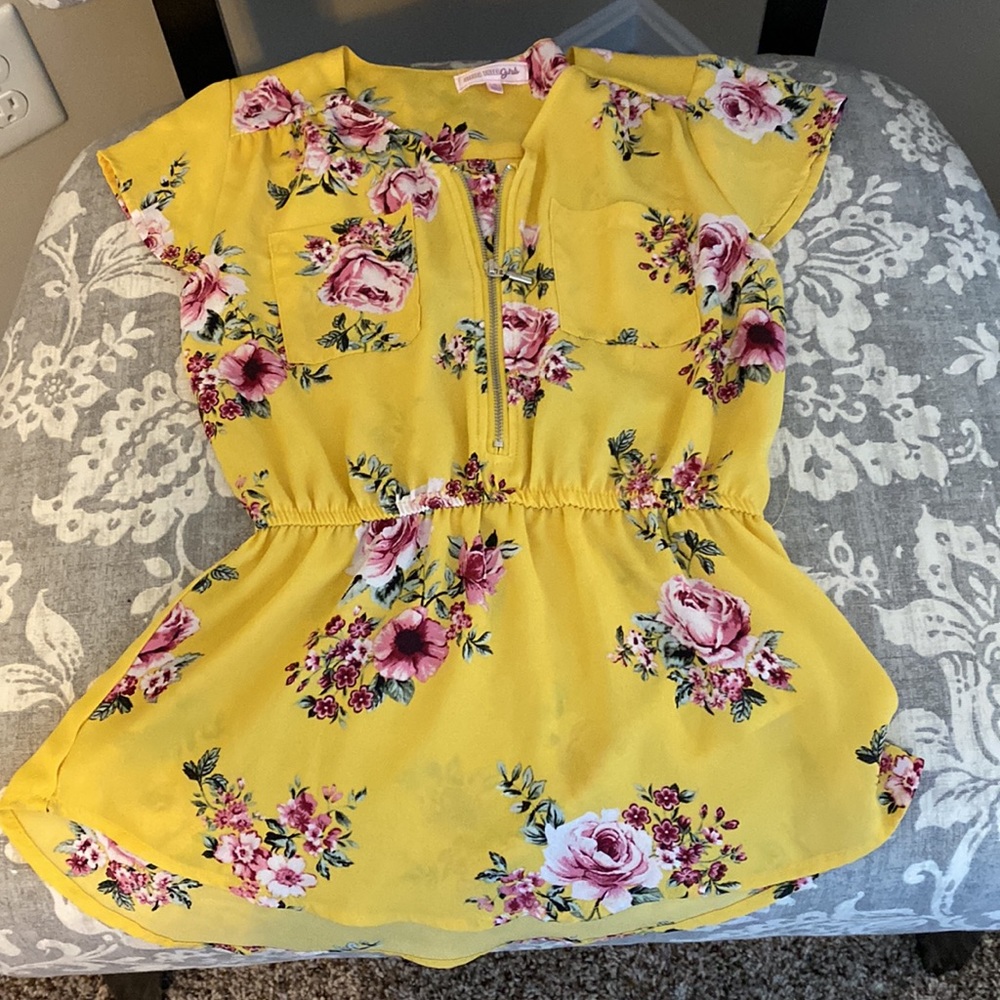 Beautiful yellow top with zipper detail